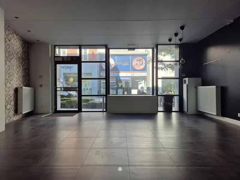 Interessante kantoorruimte of winkel te huur in Sint-Niklaas