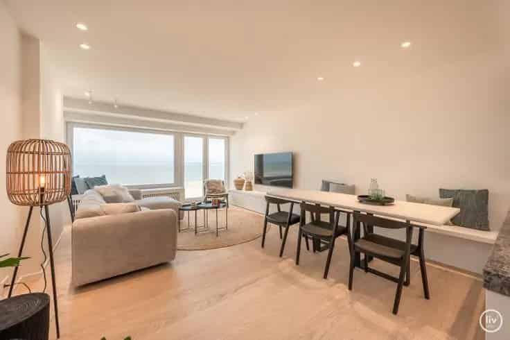 Gerenoveerd Appartement Knokke met Frontaal Zeezicht