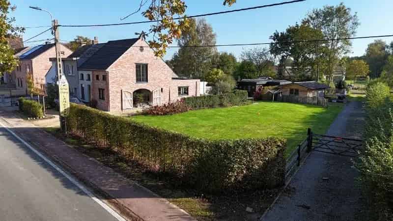 Bouwgrond van 7 are 04 ca voor open bebouwing
