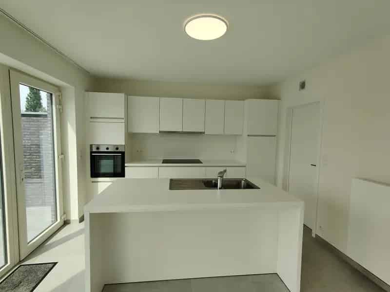 Prachtige halfopen bebouwing met 4 slaapkamers in Hooglede!