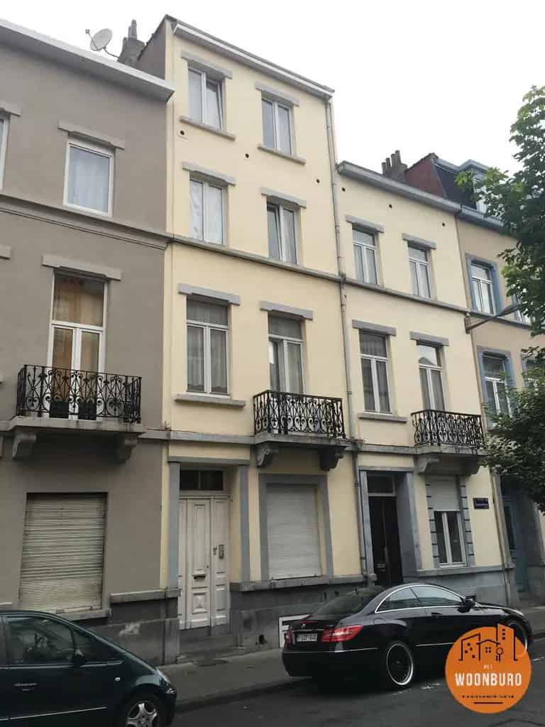 Opbrengstwoning bestaande uit 4 verhuurde flats en kelderverdieping