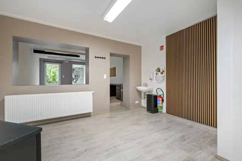 Roeselare - Stadsrand: Ruime, vernieuwde tussenwoning met 195m² woonoppervlakte & 4 slaapkamers