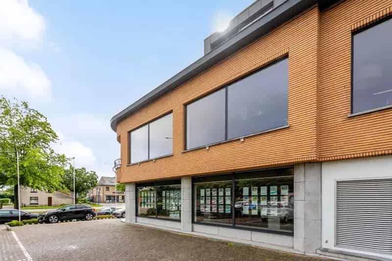 Ingericht en gemeubeld kantoor / praktijkruimte  van 153 m2
