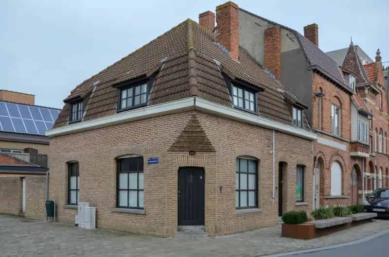 Hoekwoning met 2 slaapkamers en koertje.