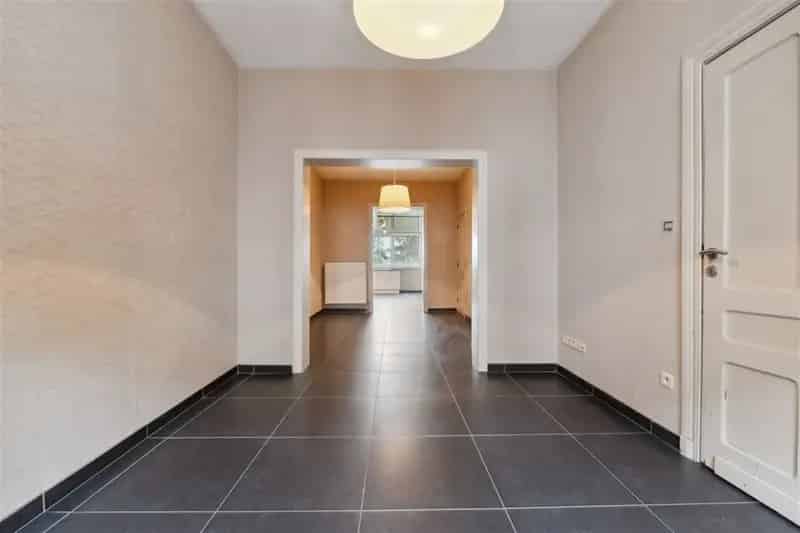 KNUSSE RIJWONING VLAKBIJ HET CENTRUM VAN LANDEN