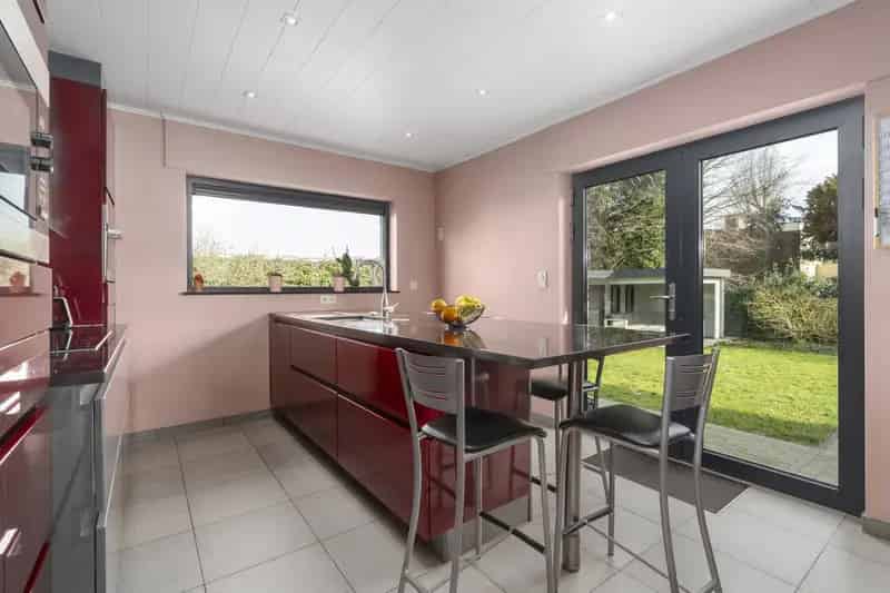 Ben je op zoek naar een instapklare vrijstaande woning met 4 ruime slaapkamers? Zoek niet verder! Deze woning in Oordegem met een perceeloppervlakte van 1.063m² heeft alles wat je nodig hebt.

Indeling:
Gelijkvloers:
- Inkomhal
- Ruime, lichtrijke woonkam