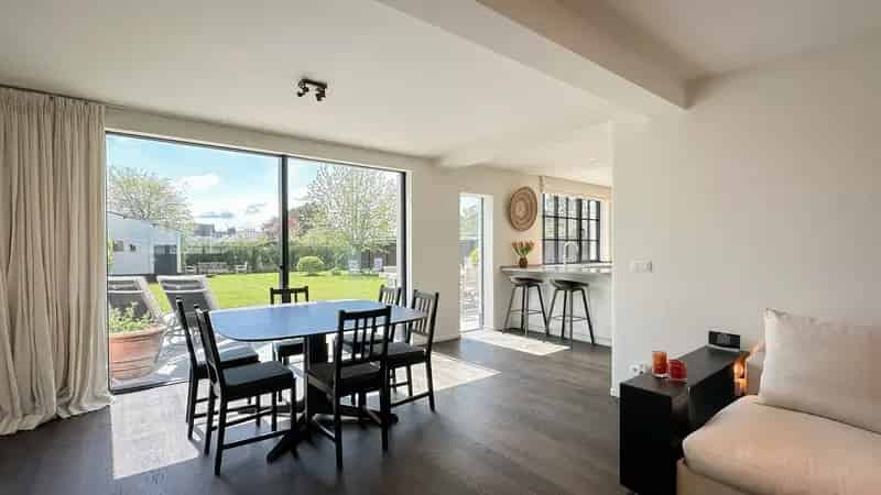 Gerenoveerde koppelvilla met grote tuin zuidgericht