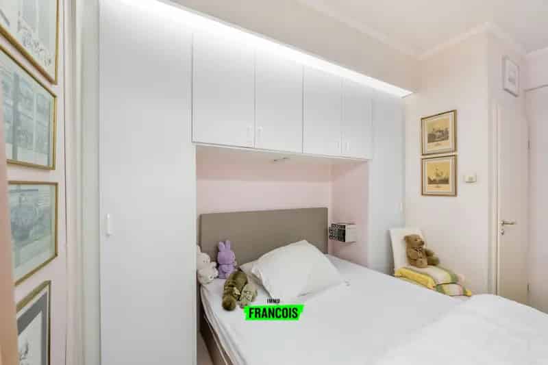 Zorgvuldig onderhouden studio-appartement met slaaphoek pal in centrum Oostende (vast verhuurd en goed rendement)