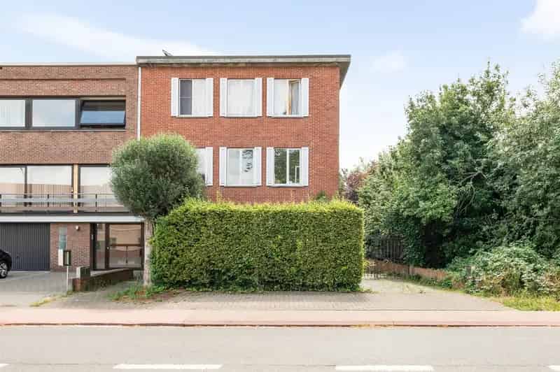 Opbrengsteigendom bestaande uit drie appartementen en drie garageboxen te koop!