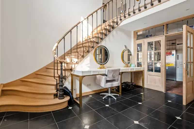 Ruime villa met 4 slaapkamers op 900m² met rustige ligging