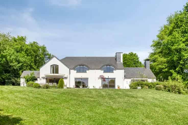 Luxe Villa te Koop: 350m² Woonoppervlakte, Grote Tuin, Rustige Locatie