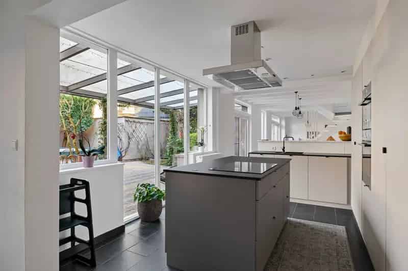 Huis te koop Merksem 7 slaapkamers magazijn grote tuin