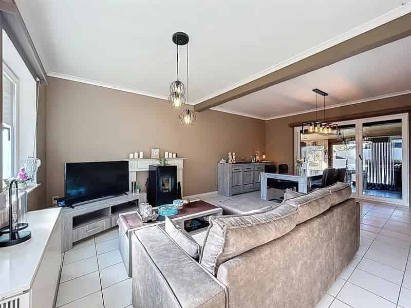 open bebouwing met 2 slaapkamers en garage op perceel van 677m²