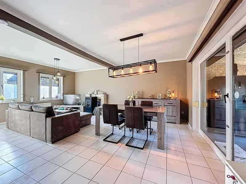 open bebouwing met 2 slaapkamers en garage op perceel van 677m²