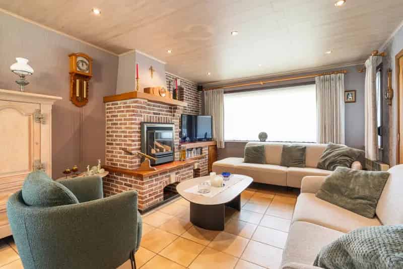 Ontdek deze verzorgde en energiezuinige woning gelegen in een rustige buurt van Erpe-Mere. Met een zuidgerichte tuin, 36 zonnepanelen, een zonneboiler, en geen renovatieverplichting, biedt deze woning comfort én duurzaamheid.

Indeling gelijkvloers:
- Inp
