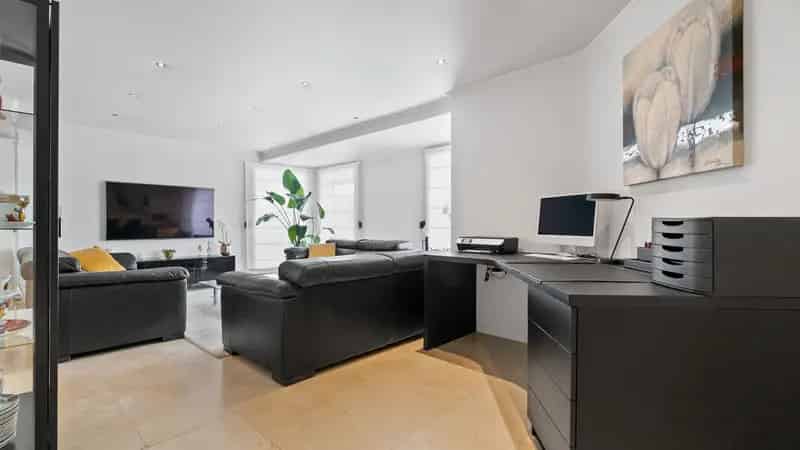 Onderhoudsvriendelijke en gelijkvloerse woning met zwembad