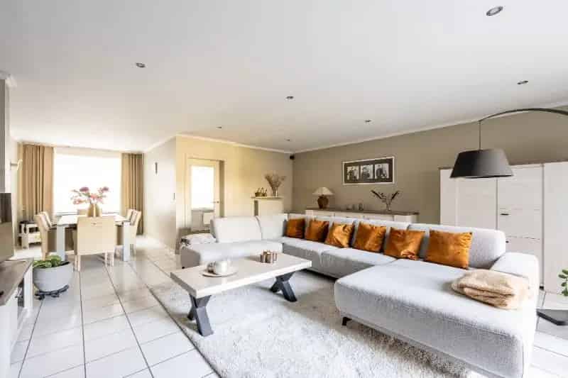 Instapklare woning met grote garage en tuin.