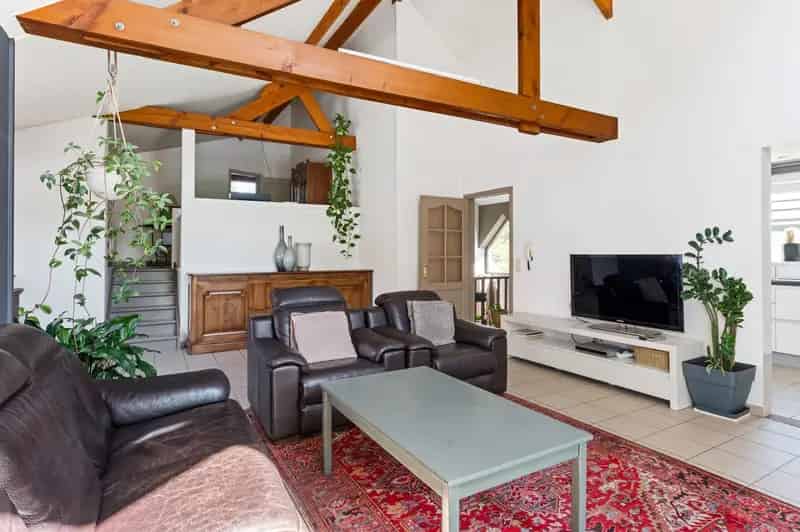 Villa met 4 slpks op circa 2000m²