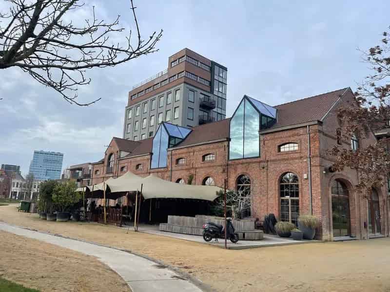 Horecapand met terras aan Park Spoor Noord