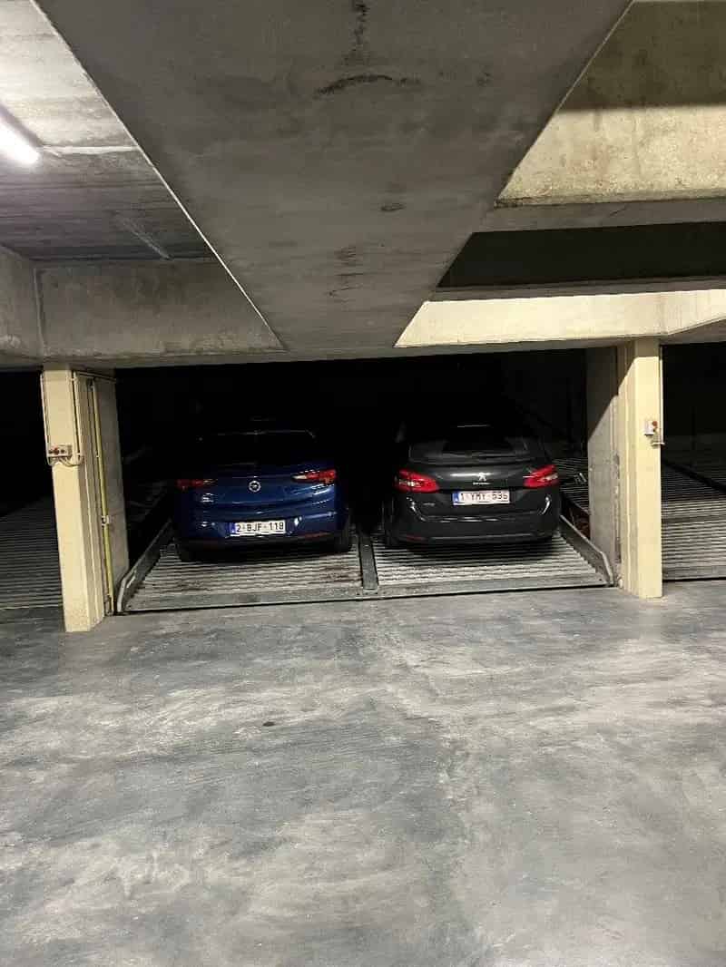 Dubbele parking gelegen in een zijstraat van de Kustlaan in het Zoute, vlakbij het Albertplein