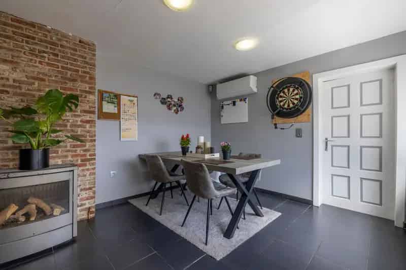 Woning met 2 slaapkamers, bureau en garage te koop!
