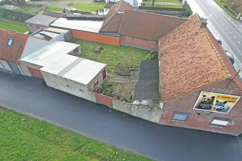 Gezellige woning te koop in Hoogstade met zongerichte tuin en zijtoegang.