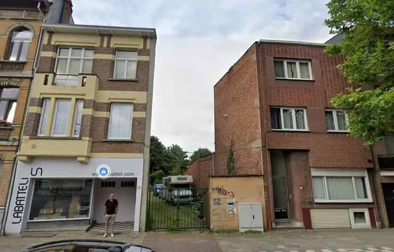 Woning met bouwgrond en achterliggend atelier