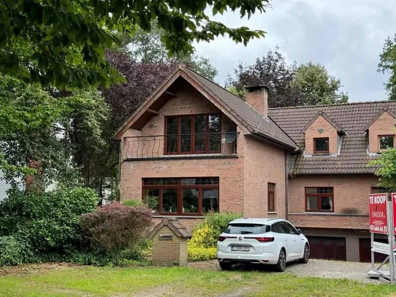Karaktervolle half open villa met grote tuin 1.189m² in een rustige straat.