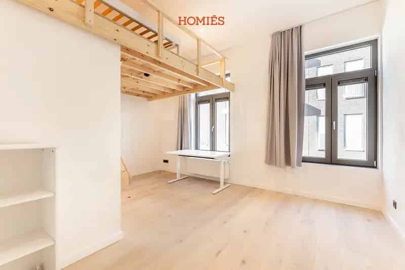 Gebouw met 7 kamers eigen sanitair & 2 studio's