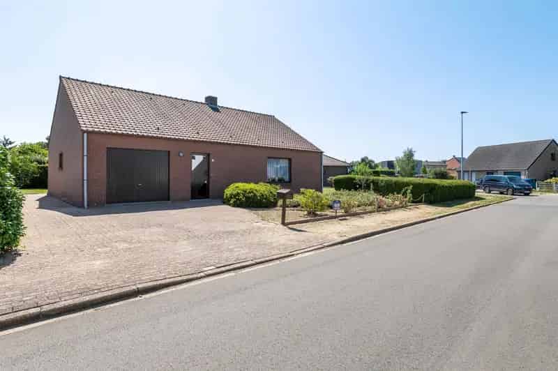Vrijstaande woning  op perceel van circa 826 m².