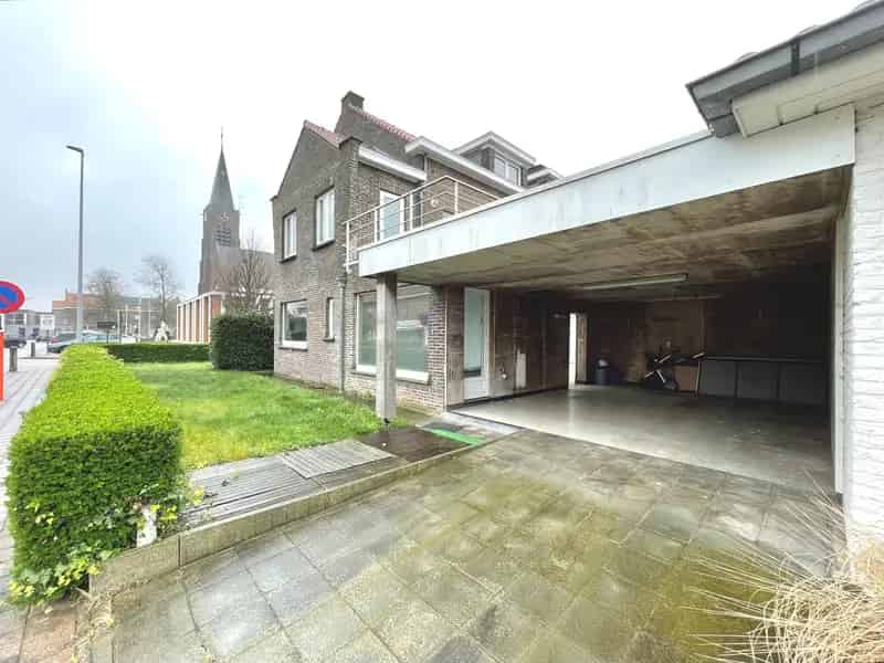 WONING MET COMMERCIEEL GEBOUW