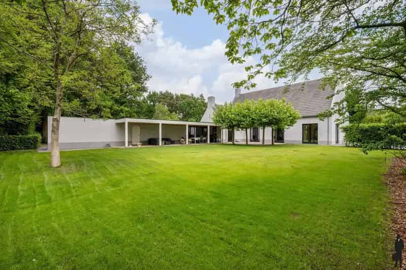 Gerenoveerde villa op 1.900 m² nabij de Nederlandse grens