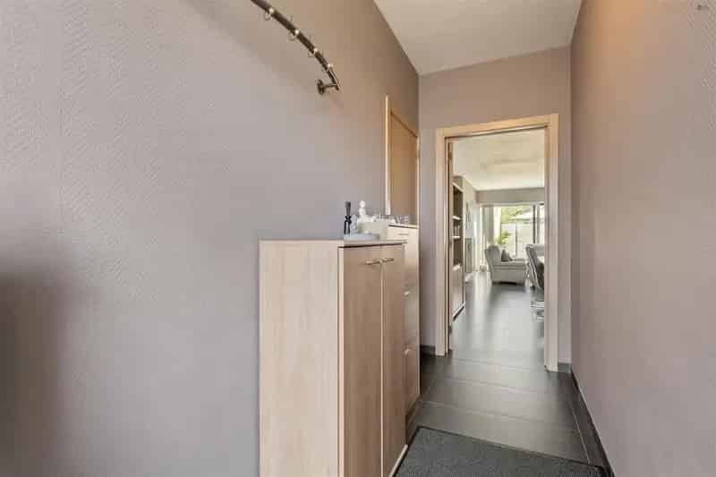 Heel ruime woning met 5 slaapkamers, bureau en garage.