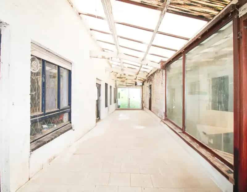Unieke investeringskans: Halfopen bebouwing met garage, optie tot vijf slaapkamers en groot potentieel op toplocatie te koop in Waasmunster!