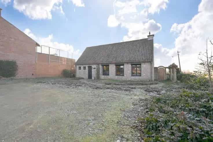 Ruime Villa Te Koop in Eksaarde met Stallingen en Multifunctionele Ruimte