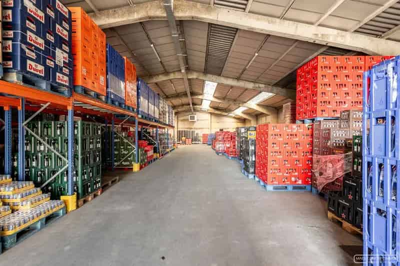 Magazijn te koop met villa, winkel en over te nemen handelsfonds