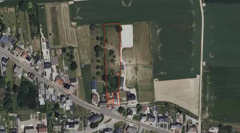 Verrassend royale woning met bijbouw/atelier en aangrenzende paardenweide, met in totaal een grondoppervlakte van 34a 88ca (3.488 m²)