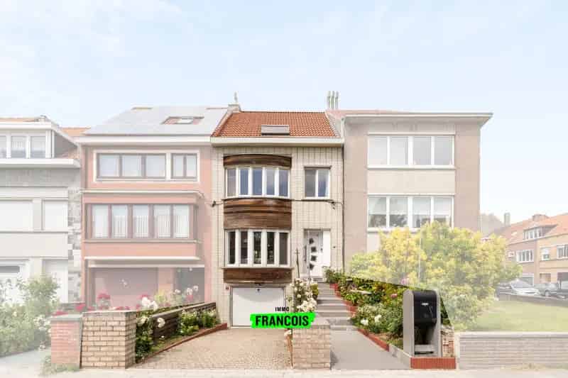 Instapklare en gerenoveerde bel-étagewoning met terras en garage te Mariakerke (Oostende)