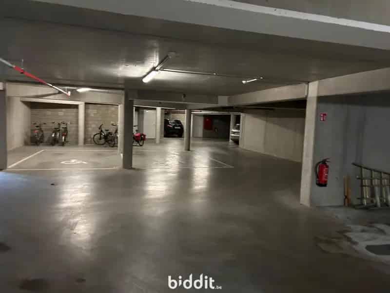LOT 10: OVERDEKTE AUTOSTAANPLAATS NR. 7