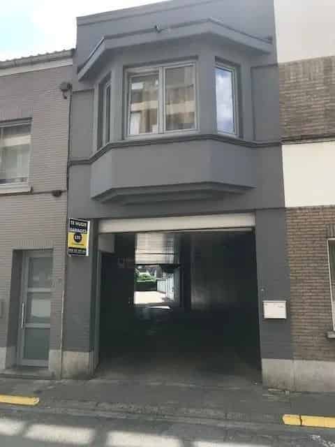 Rustig achterin gelegen garagebox te huur