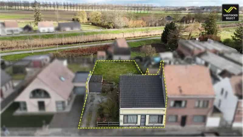 Vastgoed Select: Woning met mogelijkheden in het centrum van Sint-Laureins – 3 slaapkamers, garage en gelegen aan het Leopoldkanaal.
