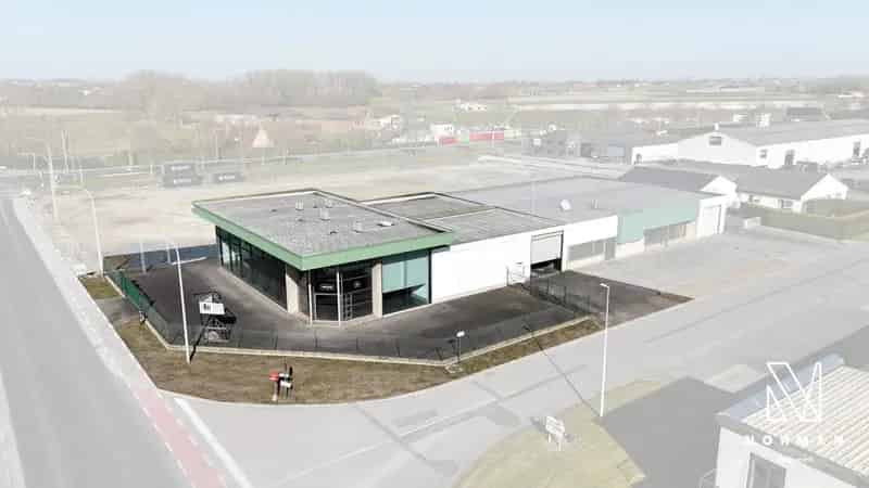 Toonzaal met bureaus en magazijn te huur in Meulebeke