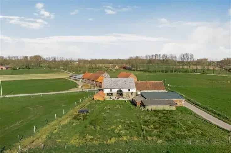 Landhuis Te Koop: Moderne Woning met Schuur en Karakter