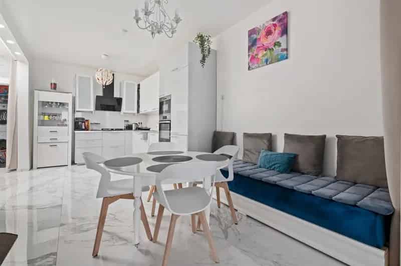Ruim op te frissen huis met 3 slaapkamers, 2 badkamers en terras!