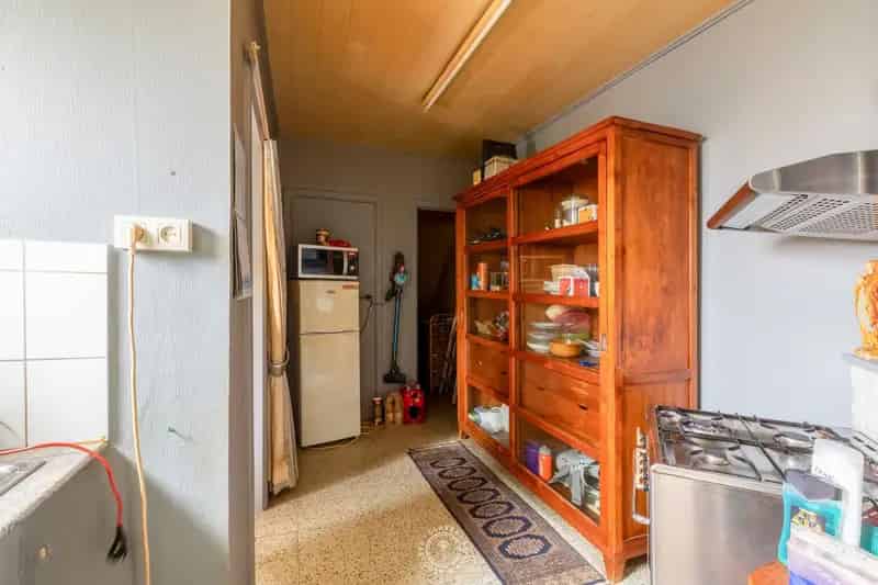 Halfopen gezinswoning met oprit en diepe tuin op centrale locatie