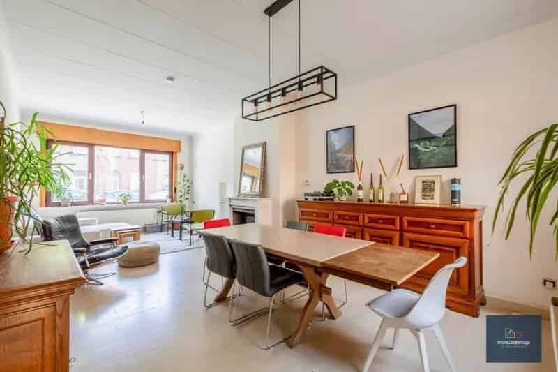 Ruime woning met tuin en dubbele garage in Gent