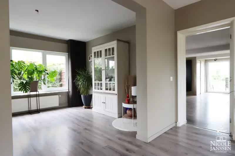 Instapklare gezinswoning met 3 slaapkamers en grote tuin met paardenstallen