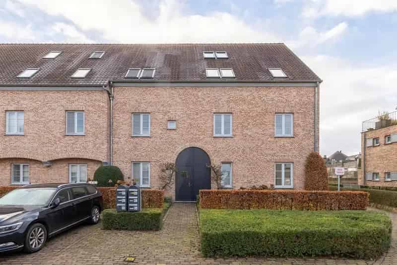 Instapklaar appartement met zonnig terras en garagebox