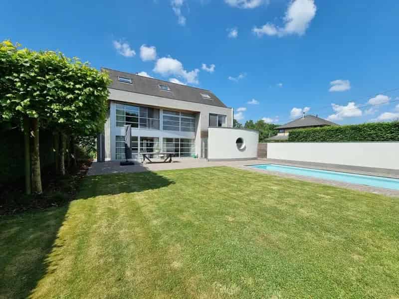 Prachtige villa woning, rustig gelegen met zonnige, diepe tuin voorzien van zwembad en poolhouse.