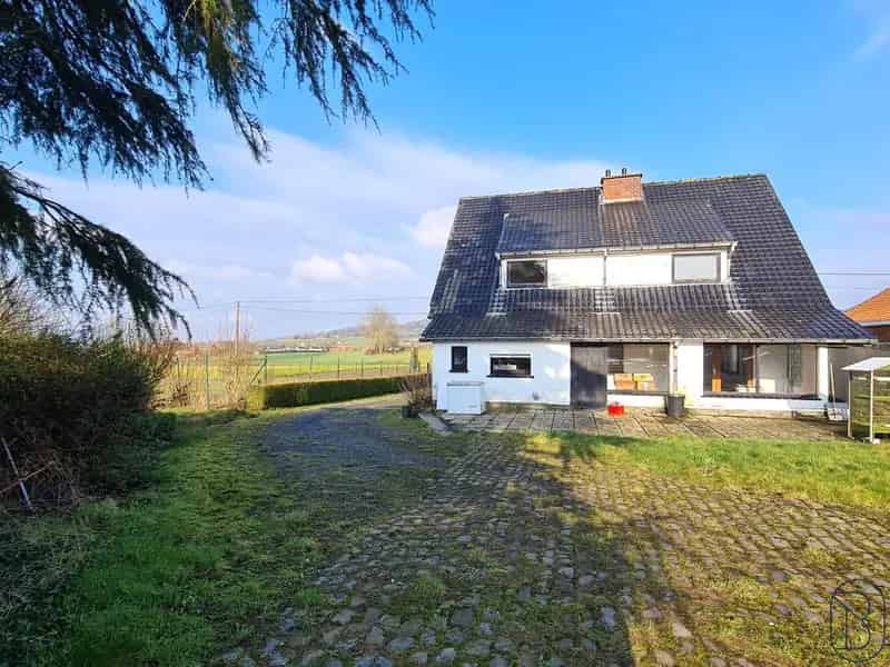 Te renoveren villa met atelier en garages te huur